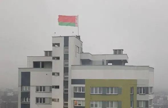 Красно-зеленый флаг над "Каскадом" / Еврорадио​