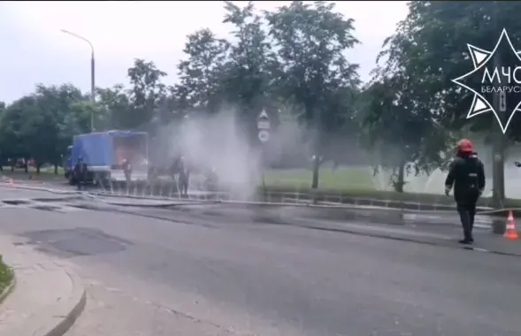 На вуліцах Гродна змагаліся з уцечкай азотнай кіслаты / кадр з відэа МНС
