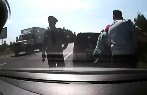 Скриншот из видео ГАИ.​