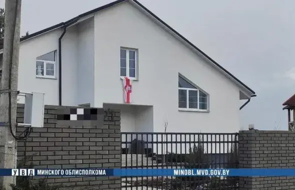 Бело-красно-белый флаг в окне / Фото милиции Минской области