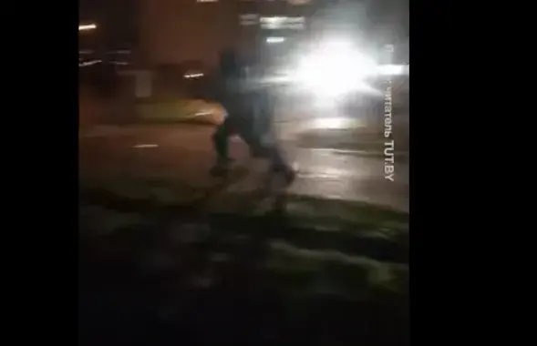 "Люди в чёрном" проводят задержания / Скриншот с видео TUT.by