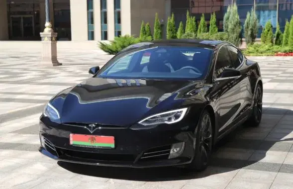 Это пока что не белорусский электрокар, а Tesla. Но уже на президентских номерах. Фото: zviazda.by