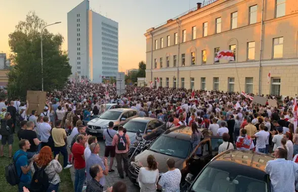 В августе 2020-го люди пришли к СИЗО № 1 поддержать политзаключённых / Из архива Еврорадио