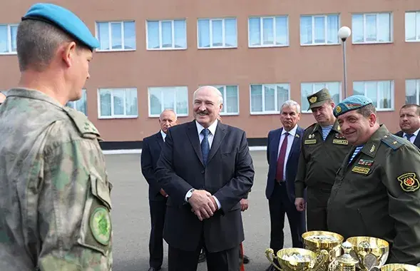 Аляксандр Лукашэнка наведвае 103-ю Віцебскую паветрана-дэсантную брыгаду / president.gov.by