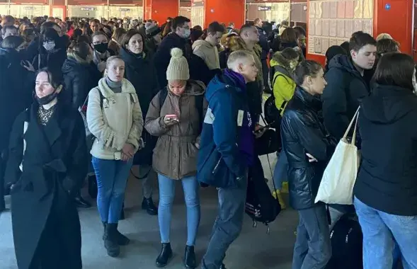 Из-за атаки "кибер-партизан" у Белорусской железной дороги проблемы с продажами билетов. На железнодорожном вокзале в Минске огромные очереди