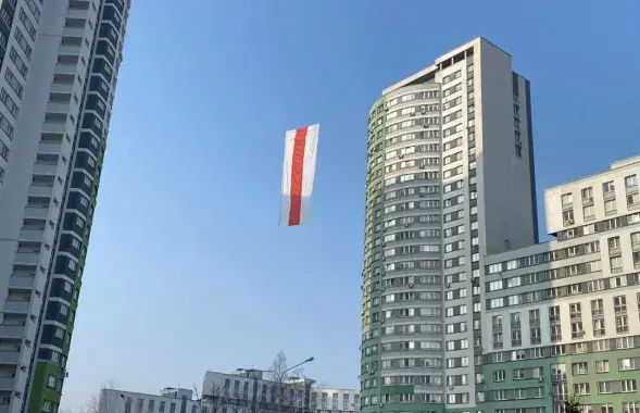 27 марта, БЧБ-флаг над "Каскадом" в Минске / Еврорадио