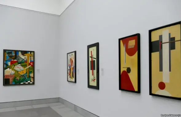 Экспозиция с "сомнительными" картинами. Фото: svoboda.org