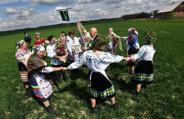 Обряд "Юрьевский хоровод" в деревне Погост Житковичского района, 6 мая 2020 года / Еврорадио