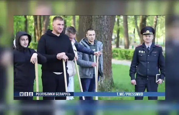Задержанные минчане убирают парк / кадр из видео минской милиции
