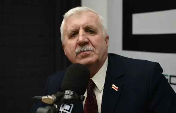 Григорий Костусёв во время стрима в офисе "Еврорадио"
