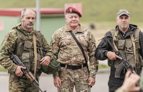 Дзмітрый Паўлічэнка (у цэнтры) і аўтаматчыкі