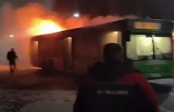 A bus on fire on a highway in the Perm region of Russia / vk.com