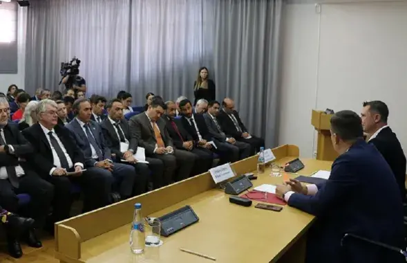 Заходнія дыпламаты слухаюць апраўданні Юрыя Амбразевіча і Аляксея Талая, Мінск, 22 верасня 2023-га