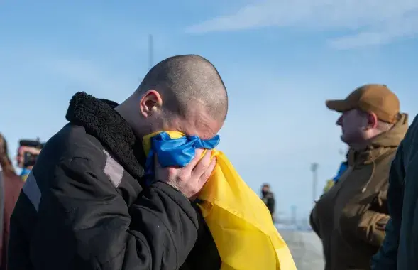Украинцы после возвращения из российского плена
