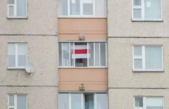 Бел-чырвона-белы сцяг у акне (ілюстрацыйнае фота)
