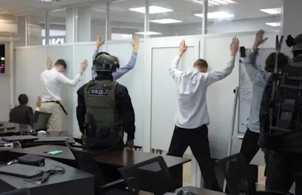 Силовики в помещении колл-центра
