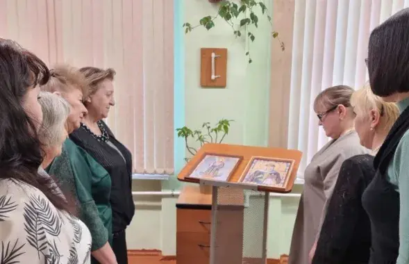 Педагогі на Камчатцы натхнёна глядзяць на Бандэру і суддзю з Баранавічаў
