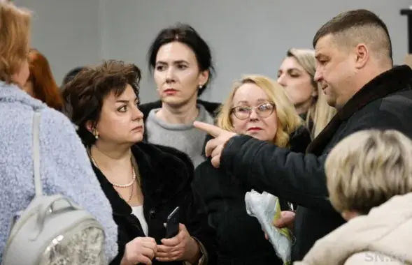 Іна Салдаценка — з тэлефонам у руках&nbsp;
