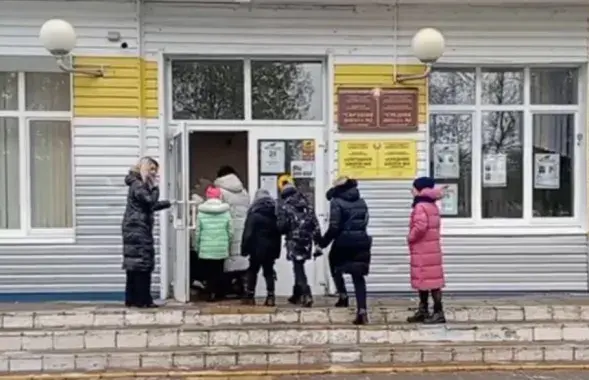 Дзеці вяртаюцца ў школу пасля ліквідацыі прычыны задымлення
