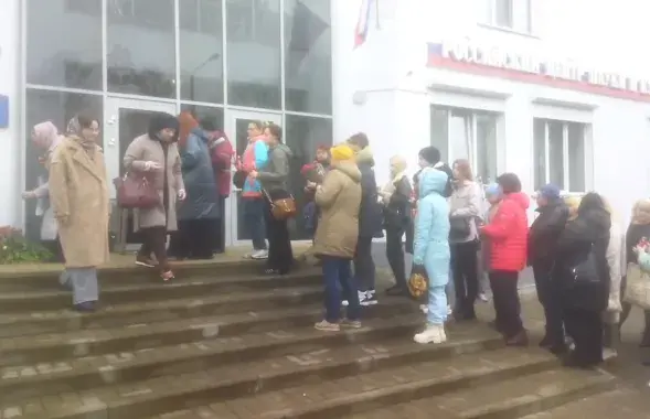 У Гомелі кветкі нясуць да "Рускага дома"
