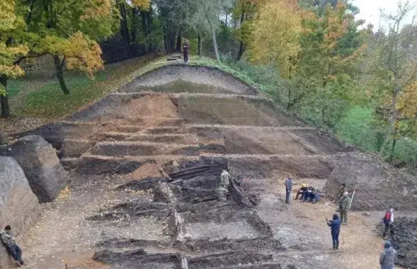 Археологические раскопки городища на Менке
