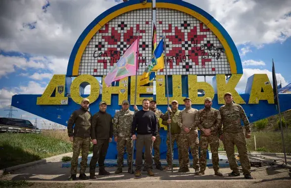 Уладзімір Зяленскі з вайскоўцамі
