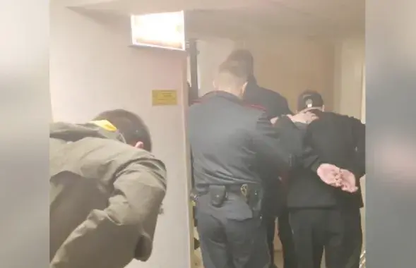 Милиционеры и протестующие
