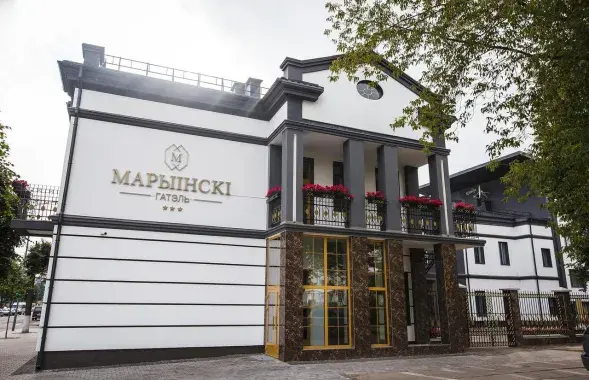 Каля гатэля "Марыінскі" прарвала трубаправод

