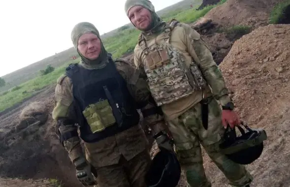 Анатоль Ціханаў (злева) на вайне
