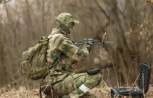 Беларускі вайсковец з беспілотнікам на вучэннях

