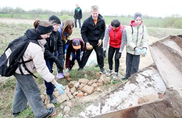 Хлопчыкі і дзяўчынкі "з гонарам і стараннасцю прынялі ўдзел у працоўным дэсанце"
