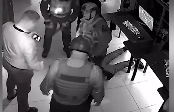 Мужчына гуляў у Counter-Strike, калі з'явіўся "не віртуальны, а рэальны спецназ"
