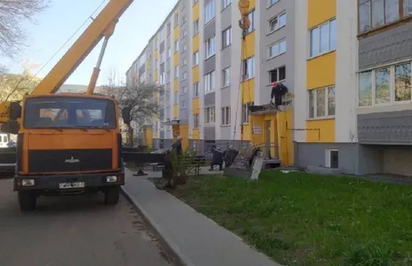 Спецыялісты абследуюць казыркі іншых сямі пад'ездаў дома

