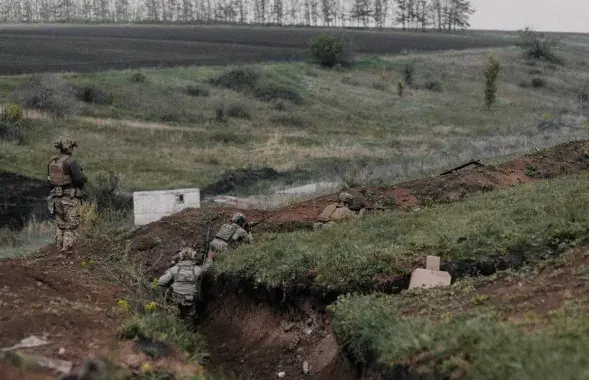 Белорусы отрабатывают зачистку окопов
