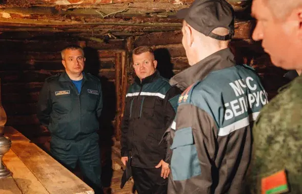 Старшыня Гомельскага аблвыканкама Іван Крупко (злева) ў бліндажы
