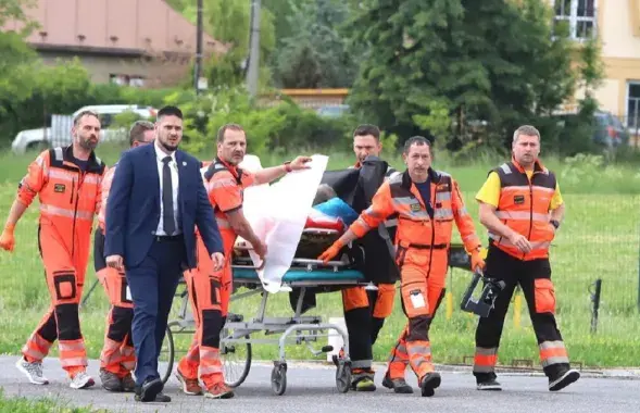 Тяжело раненого Роберта Фицо отвезли в больницу в Банска-Быстрицу
