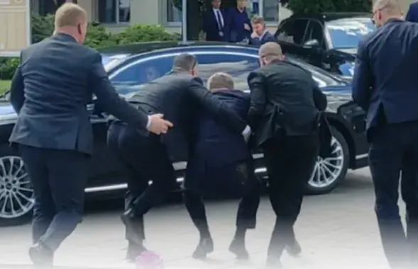 Спустя секунды после покушения на премьер-министра Словакии
