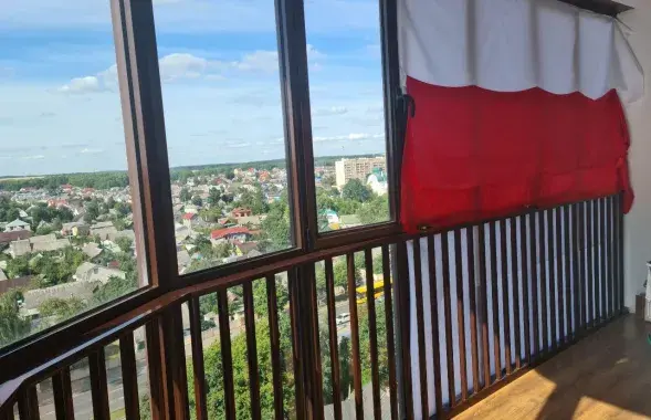 Бело-красно-белые занавески
