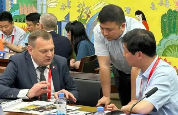 Падчас размовы з кітайцамі
