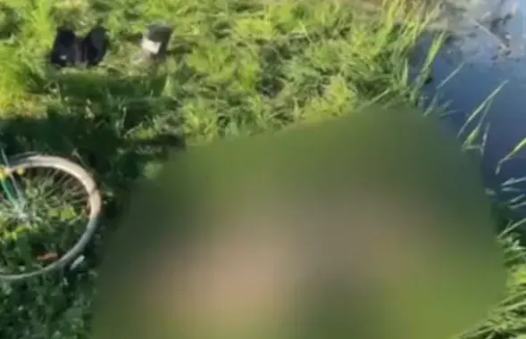 На берегу водоема нашли верхнюю одежду подростка и его велосипед
