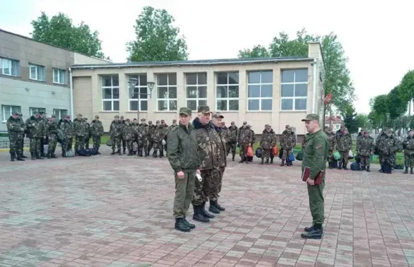 Мужчын адпусцяць дахаты толькі ў канцы траўня
