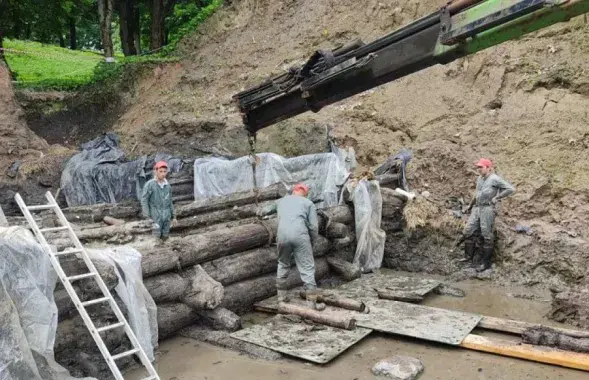 Раскопкі на рацэ Менка
