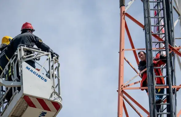 Белоруса уговорили спуститься с вышки
