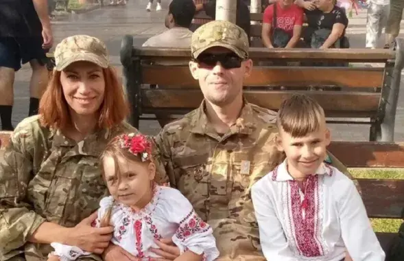 Елена Гергель и Василий Парфенков со своими детьми
