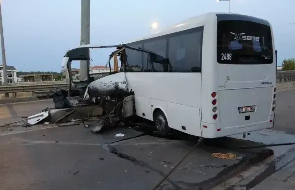 Разбитый автобус
