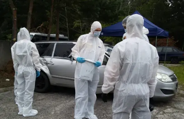 Эксперты праводзяць агляд аўтамабіля, набытага на імя Рамана Пратасевіча
