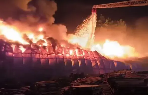 Пажарныя ліквідуюць пажар на "Лакафарбе"
