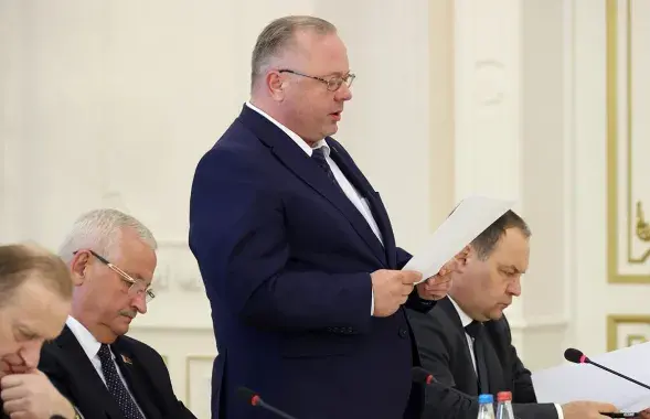 Выступает главный контролер Василий Герасимов, справа от него — премьер Роман Головченко, крайний слева — руководитель НАН Владимир Гусаков
