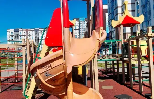 Пластиковое полотно горки было просто выломано
