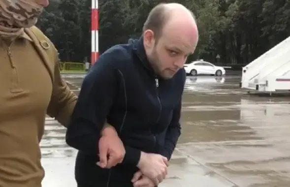 Рыга Крыгер падчас пасадкі ў самалёт у Маскве
